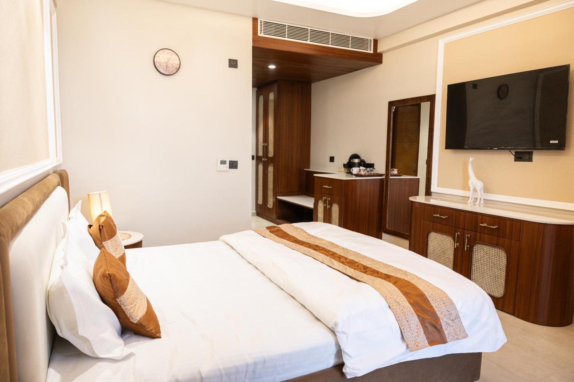 Bed and Breakfast Omaxe Hazratganj , Khusi Mahal Lucknow Exterior foto